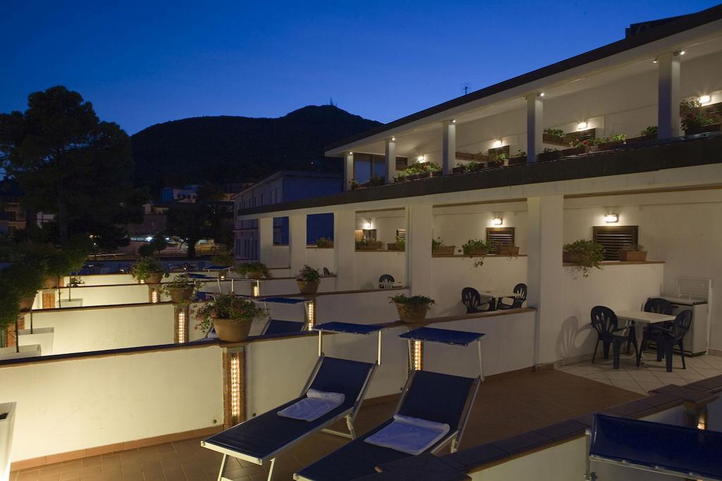 Hotel Ristorante Cavaliere Scario Exteriör bild